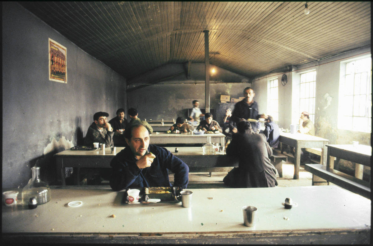 Kazlıçeşme'de bir deri fabrikasının yemekhanesinde yemek yiyen işçiler.