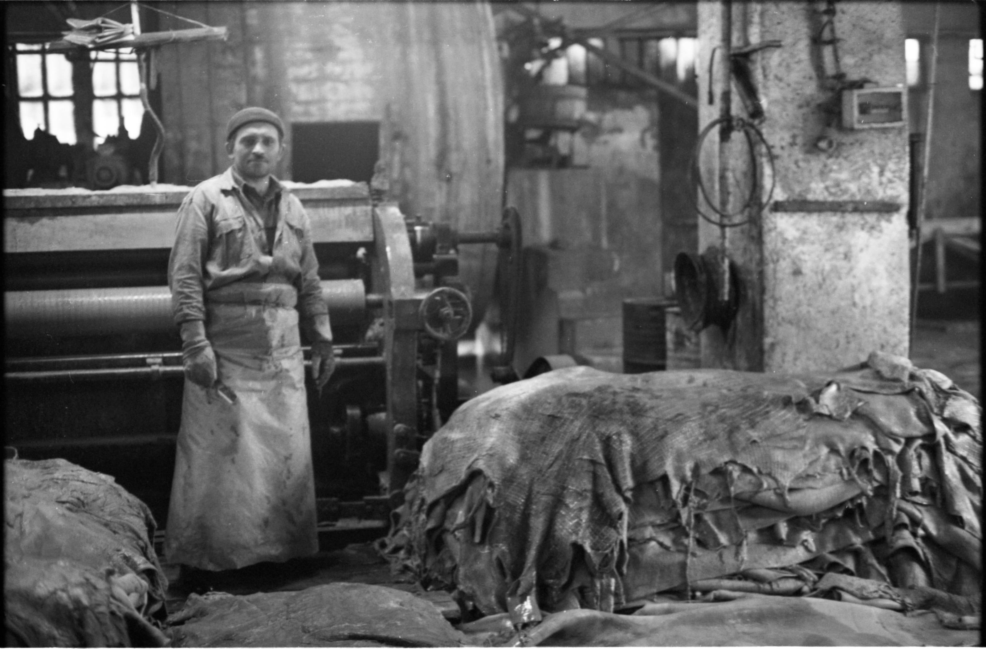 Kazlıçeşme'de bir fabrikada deri işçisi.