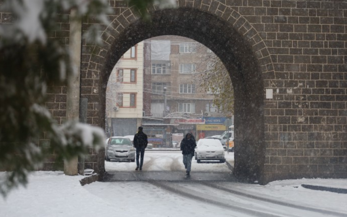Tarihi Diyarbakır surları beyaza büründü