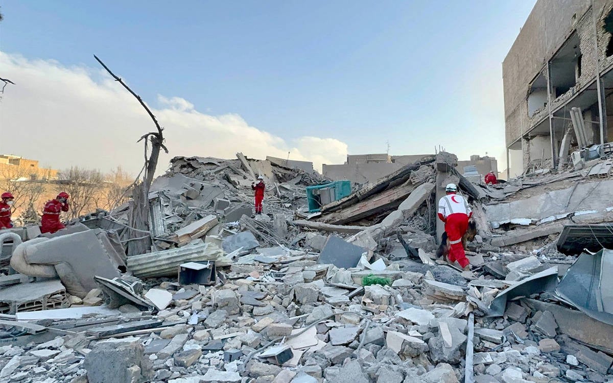 *İran Kızılayı, Tahran'da ABD-İsrail saldırıları sonucu yıkılan bir binada yürütüyor, 2 Mart 2026. (Fotoğraf: @Iranian_RCS/X)