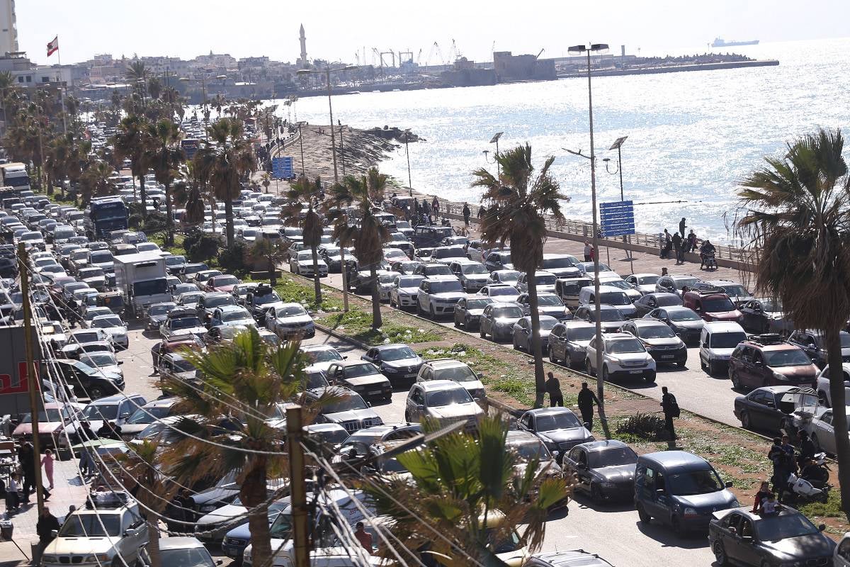 *İsrail ordusunun, Lübnan'ın güneyindeki yerleşim yerlerine yönelik saldırı tehditleri nedeniyle başkent Beyrut ve daha güvenli bölgelere göç eden siviller, 2 Mart 2026. (Fotoğraf: AA)