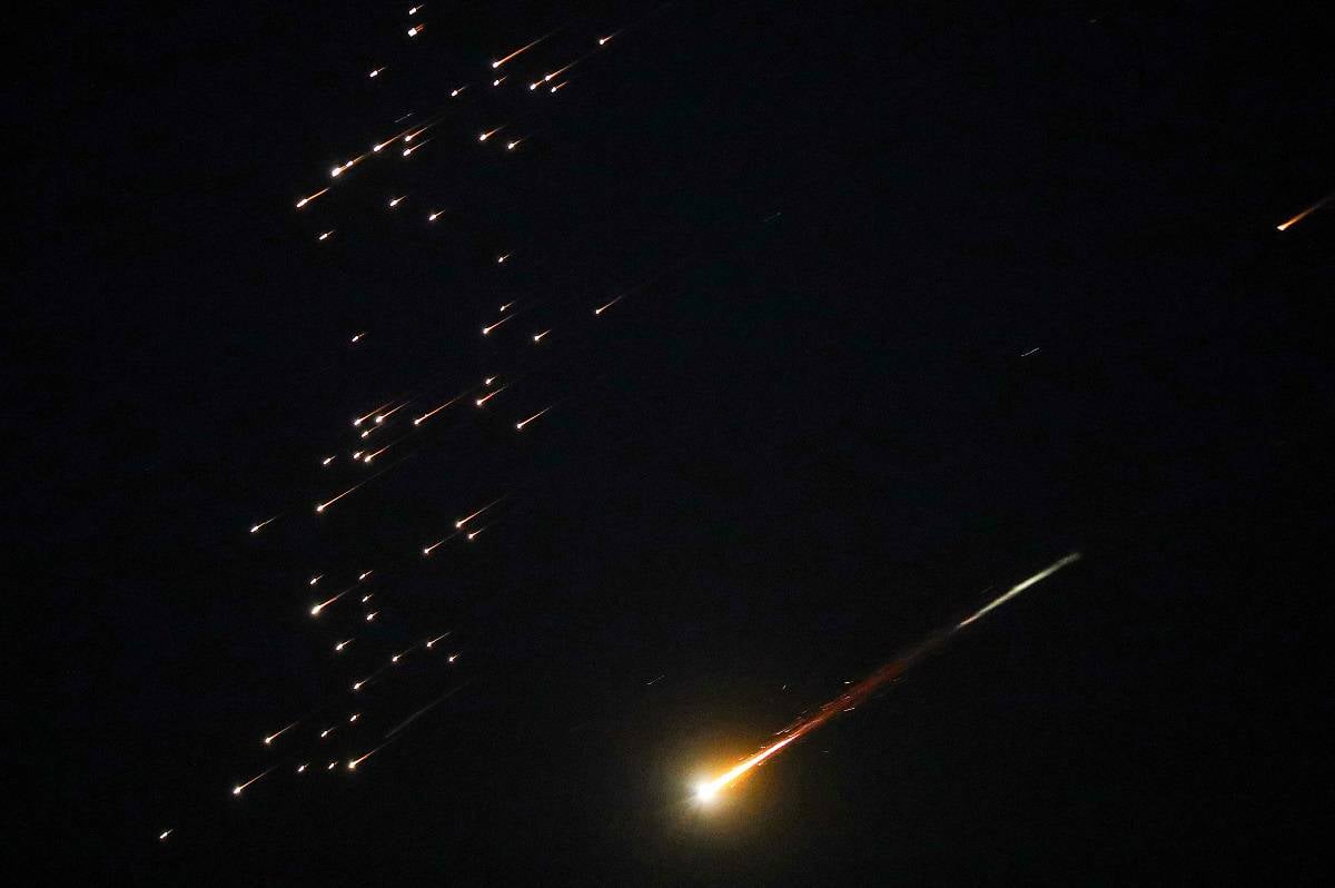 *İran'dan fırlatılan füzeler, Batı Şeria'daki El-Halil kenti semalarında görüntülendi, 6 Mart 2026. (Fotoğraf: AA)