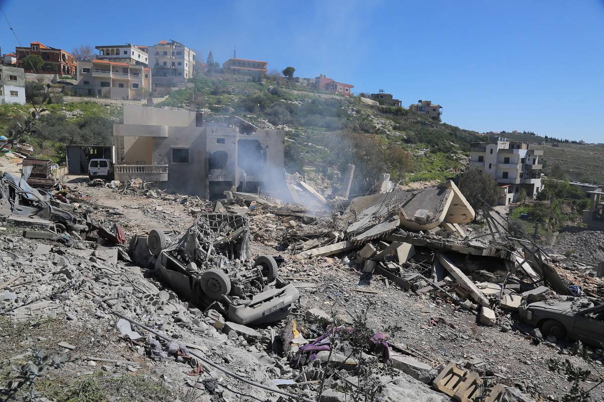*İsrail ordusunun hava saldırısı düzenlediği Lübnan’ın güneyindeki Nebatiye vilayetine bağlı Bati Sir beldesi, 8 Mart 2026. (Fotoğraf: AA)