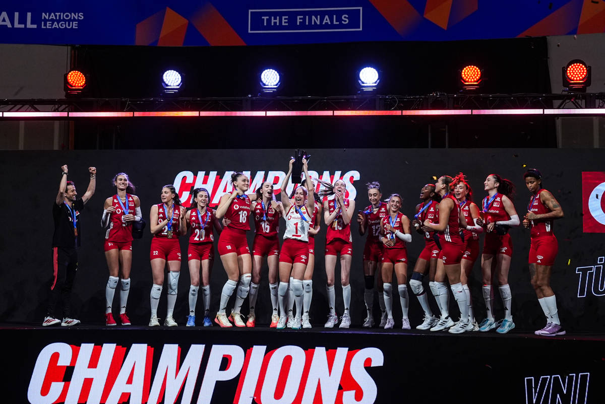 Gizem Örge lifting the trophy