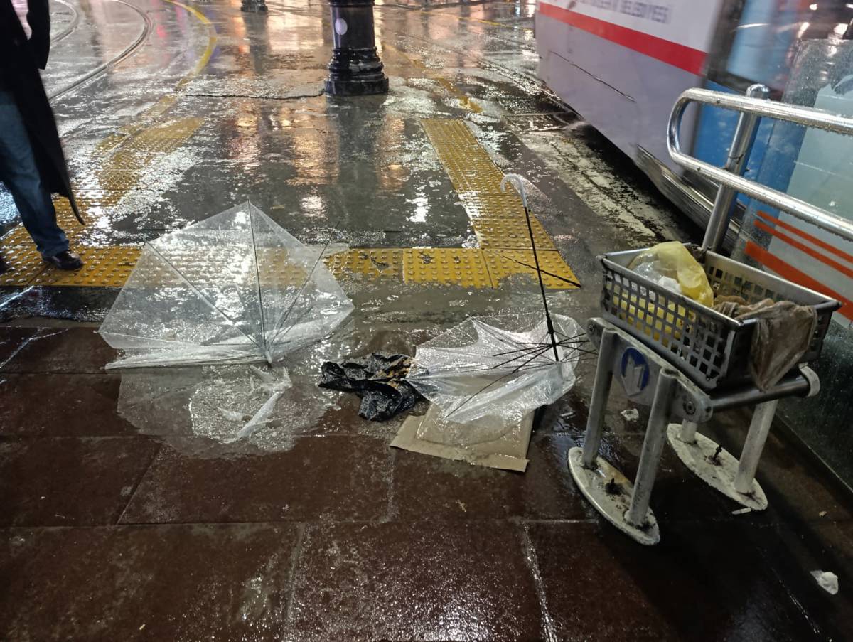 Broken umbrellas were scattered across the streets (Elanur Birinci/bianet)