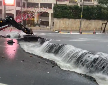 A road split open in Eyüpsultan (Social media)
