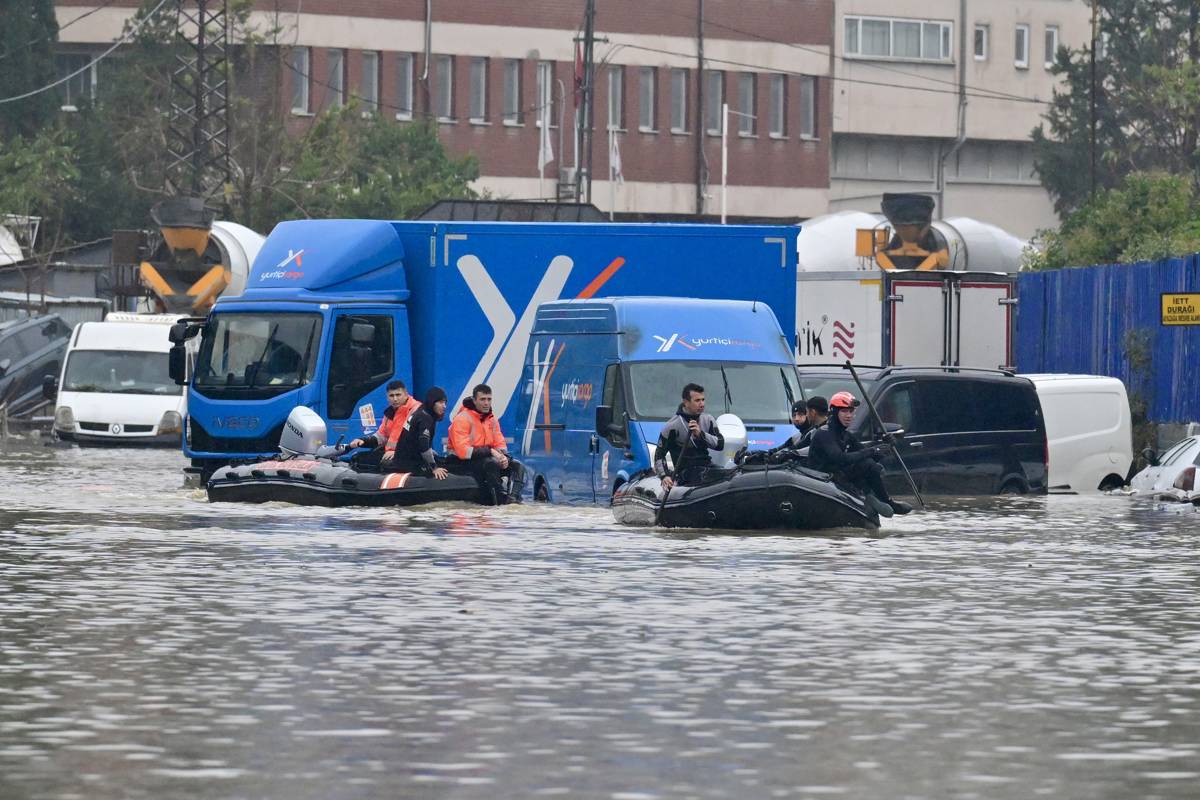 Emergency workers rescued people with boats in Kağıthane