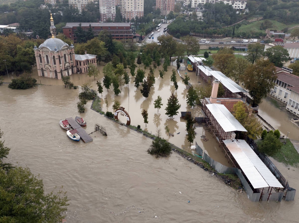Kağıthane Stream flooded in İstanbul, affecting nearby buildings