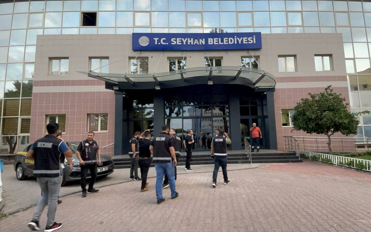 Adana’da CHP’li belediyelere operasyon
