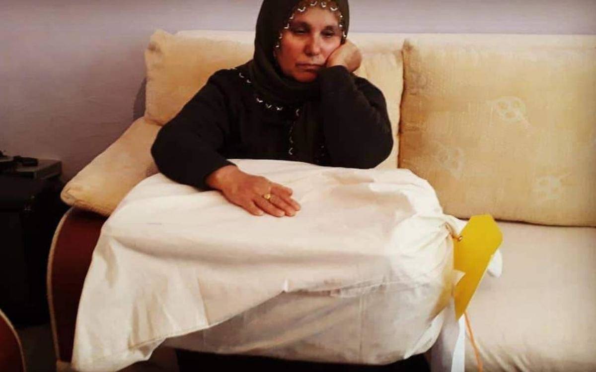 It is an image that has outraged the Kurdish population of Turkey: Halise is sitting with her eyes fixed on the ground. She is holding a box wrapped in a plastic bag. Inside the box is her son Agit.
