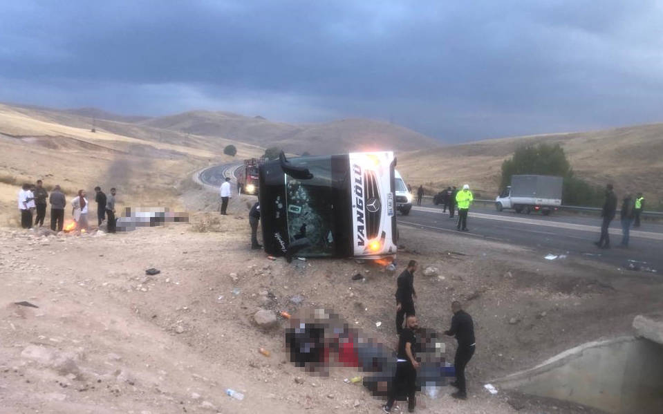 Sivas'ta yolcu otobüsü devrildi: 7 kişi öldü, 40 kişi yaralandı