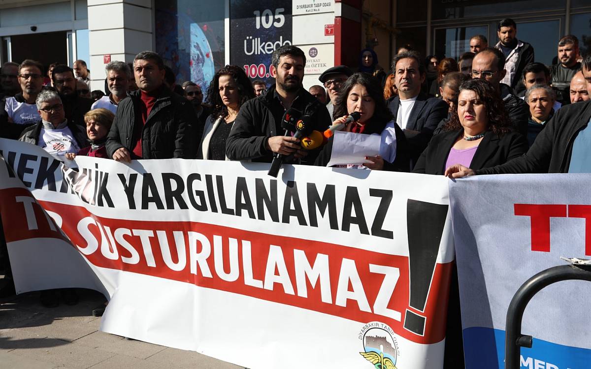 Diyarbakır'da eylem: Hekimlik değerlerini savunan TTB'nin yanındayız