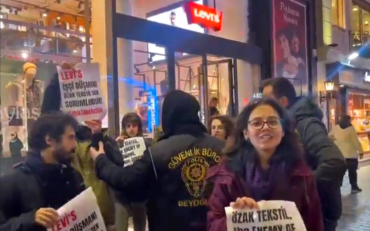 Üniversitelilerden Levi’s önünde eylem: Özak Tekstil işçileri yalnız değildir