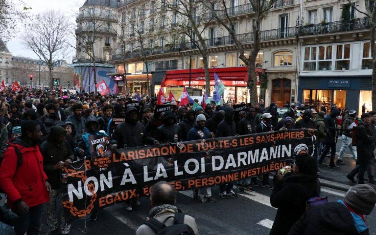 Fransa'da göç tasarısı protesto edildi: Hoşgeldiniz göçmenler