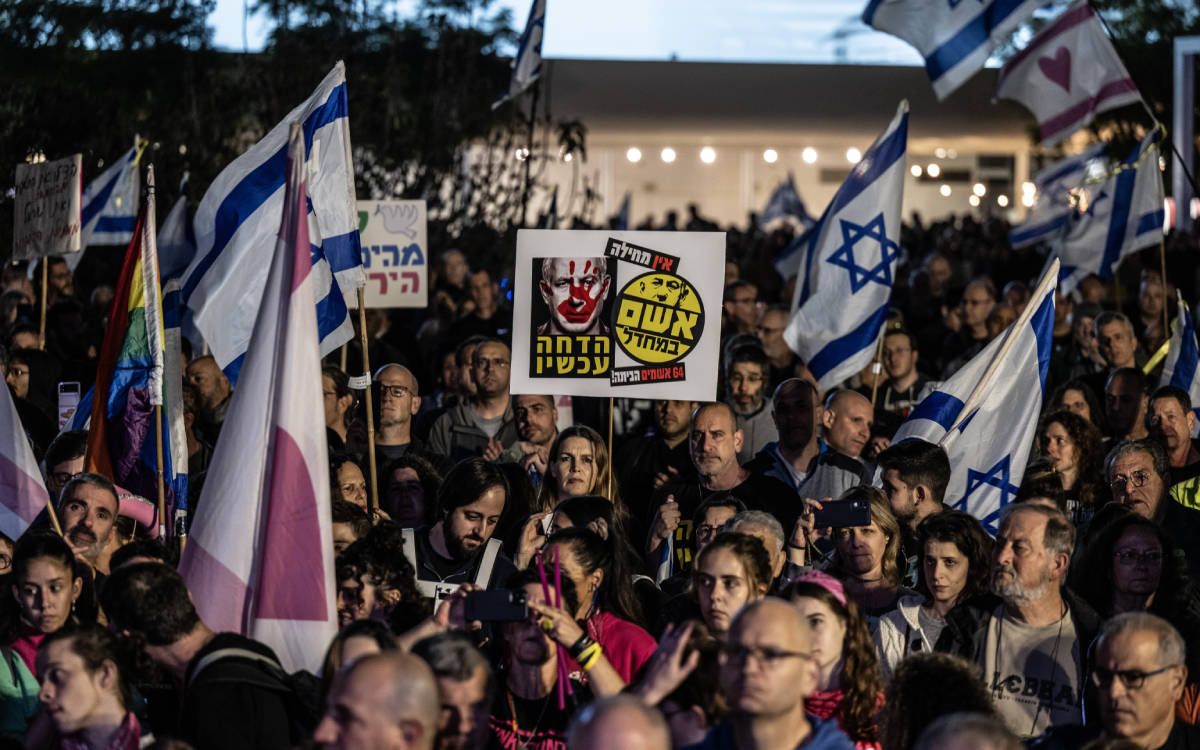 Tel Aviv'de binlerce İsrailli Netanyahu’nun karşısına dikildi