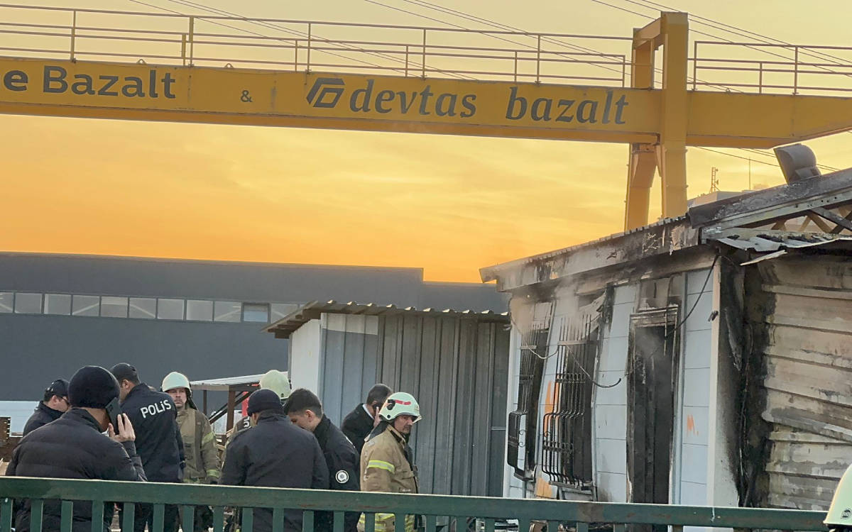 Three workers lose their lives in a container fire in İstanbul Sultanbeyli