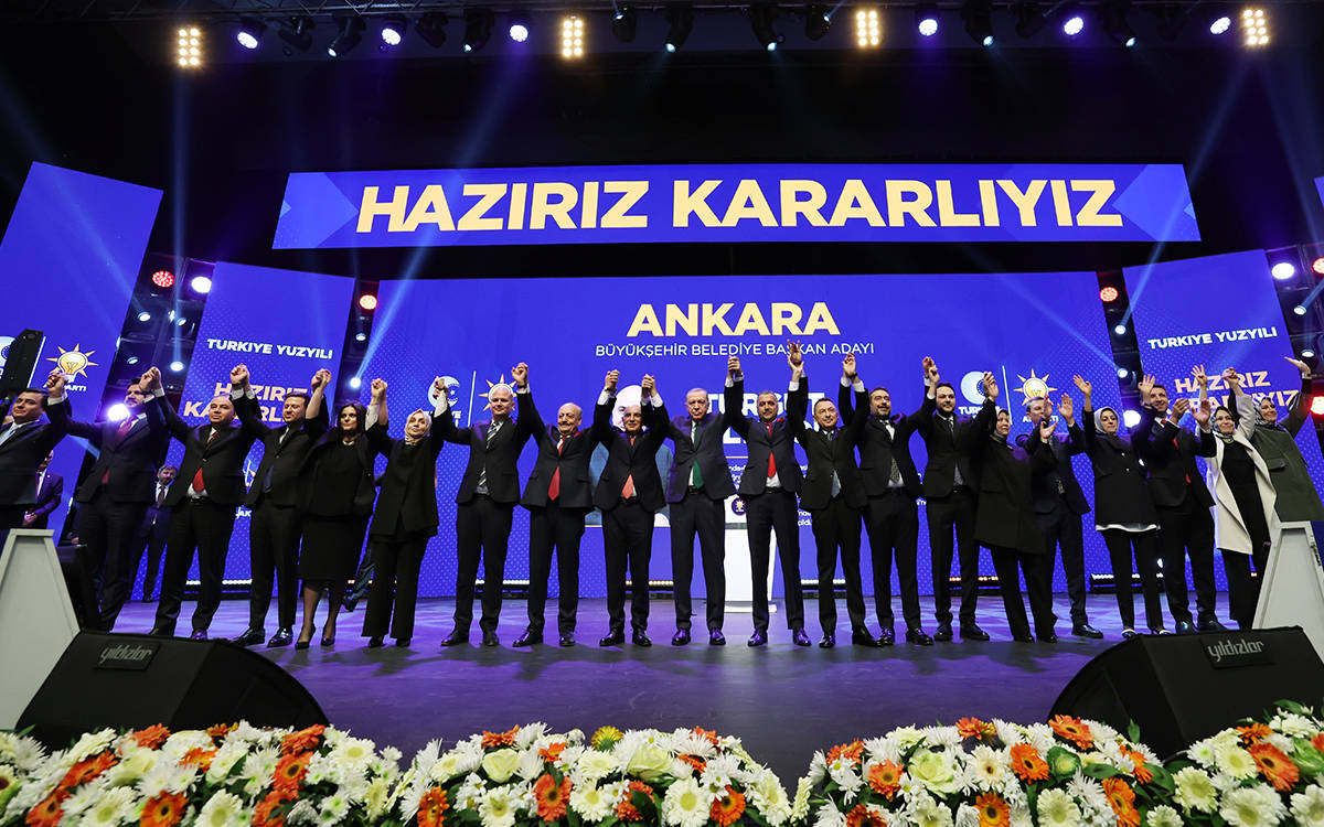 AKP'nin 17'si büyükşehir, 48 ildeki belediye başkan adayları tanıtıldı