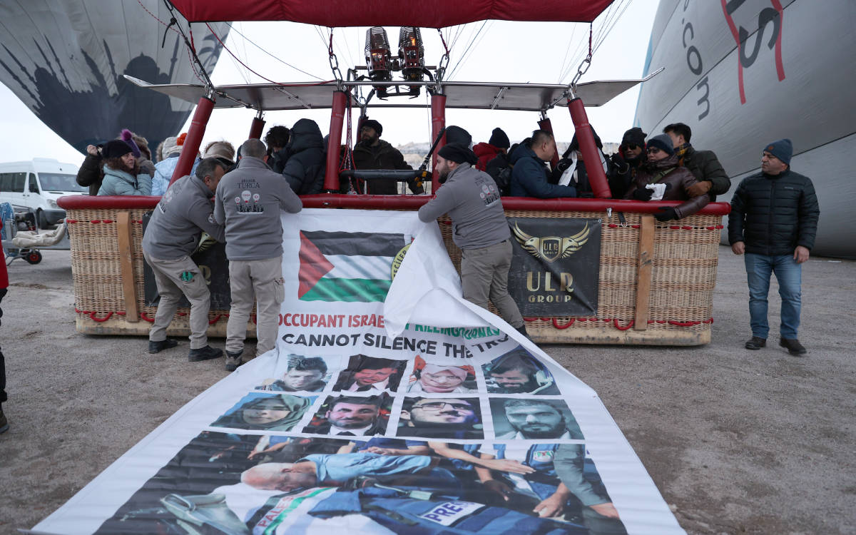 Kapadokya'da sıcak hava balonu İsrail'in öldürdüğü gazeteciler için havalandı