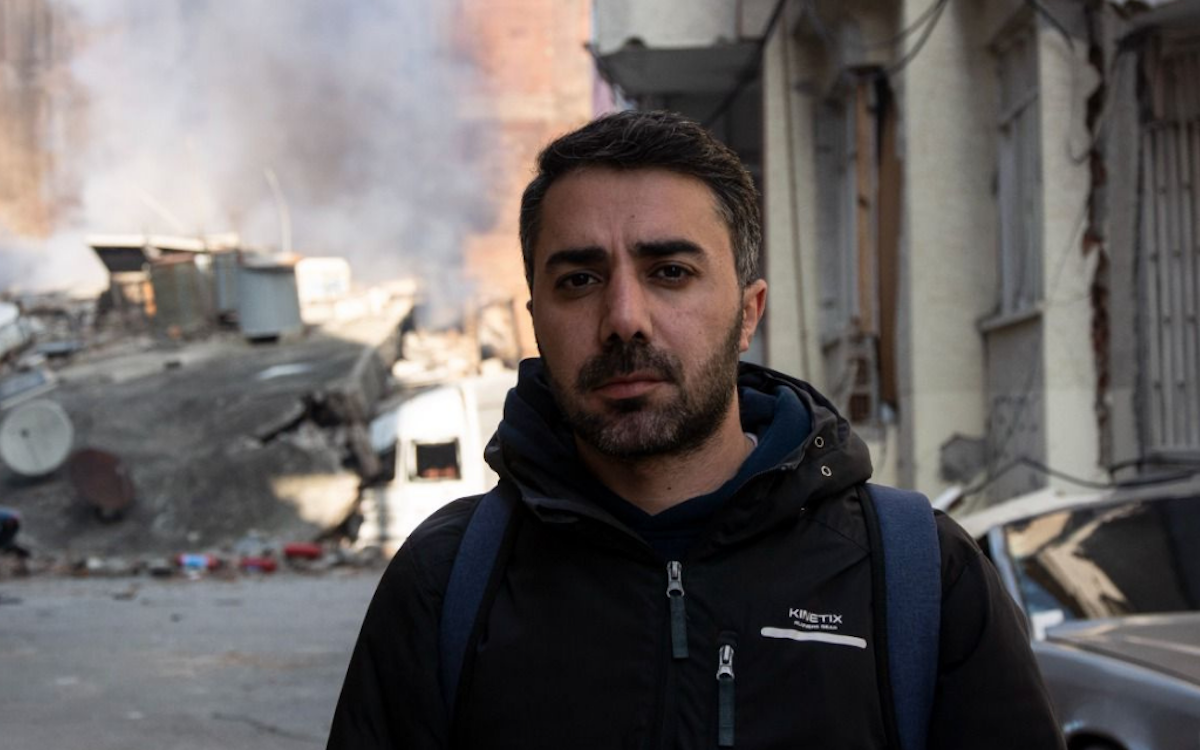 Gazeteci Ahmet Ayva 3 yıl 6 aylık cezası için cezaevine götürülüyor
