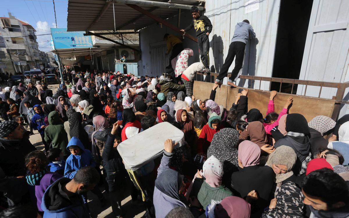 Filistin Kızılayı: İsrail askerleri, sığınmacıların çadırlarını yaktı
