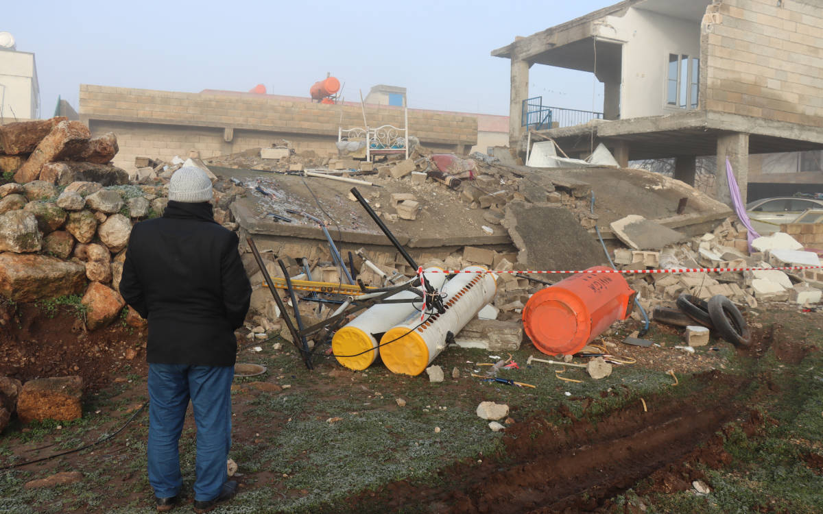 Urfa'da 2 katlı ev çöktü: 2 kişi öldü, 8 kişi yaralandı