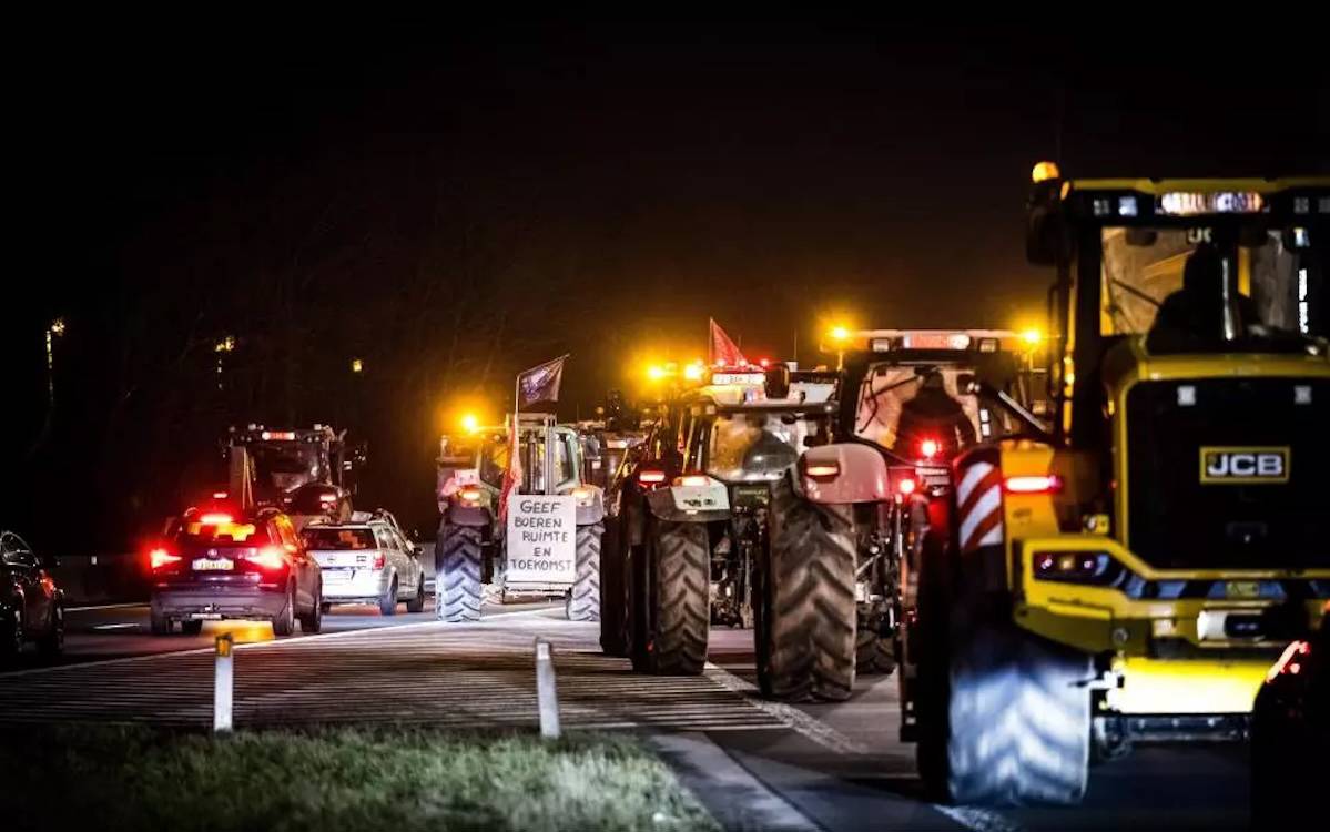Çiftçiler Hollanda-Belçika sınırını kapattı