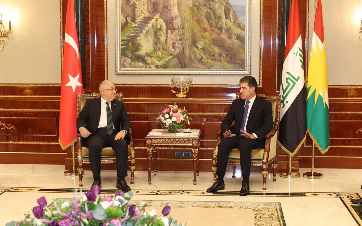 Defense minister holds talks with Kurdistan officials