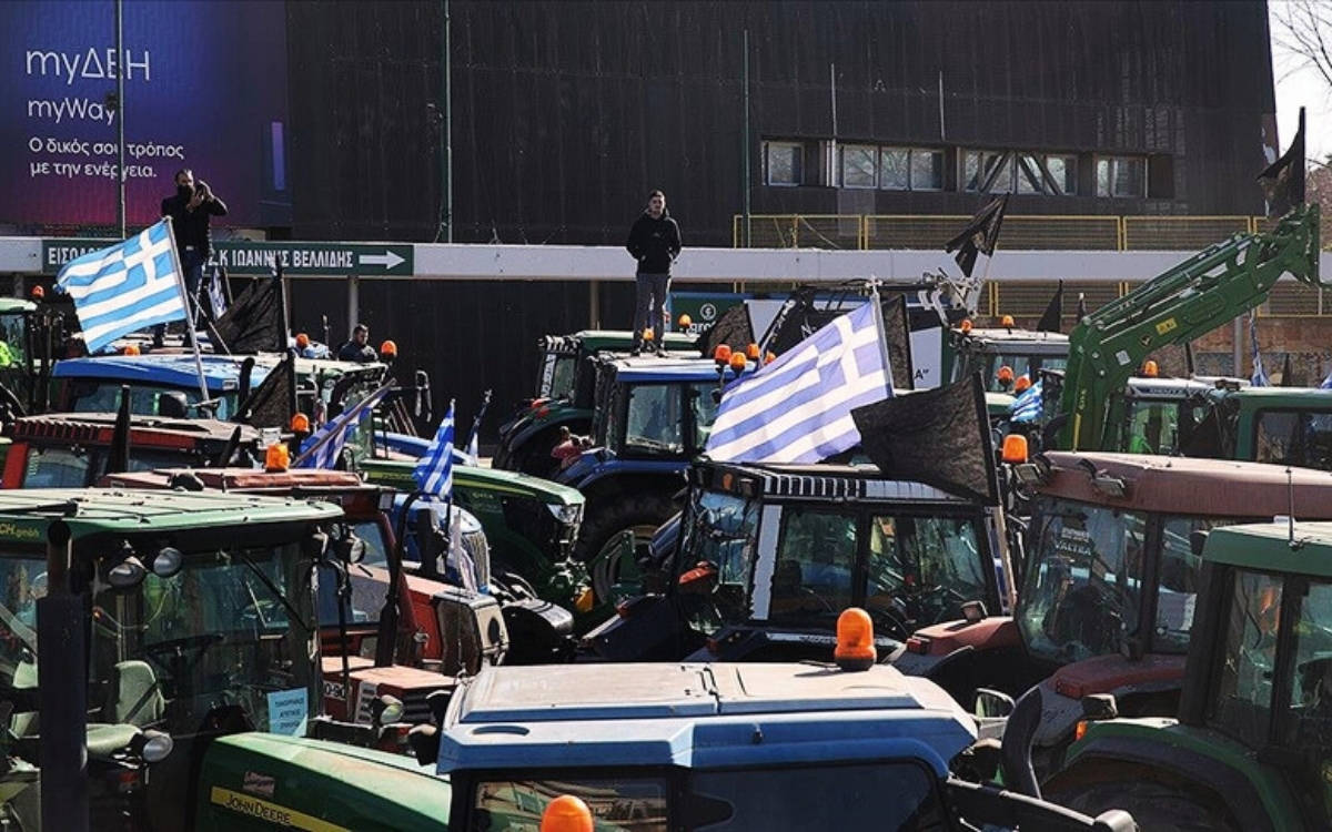 Yunanistan'da çiftçilerden yol kapatma eylemi