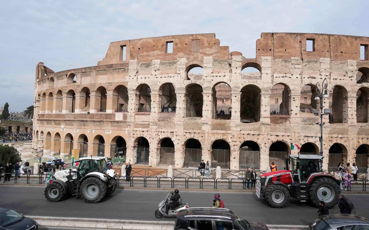 İtalya'da traktörler Colosseum'un kapılarına dayandı