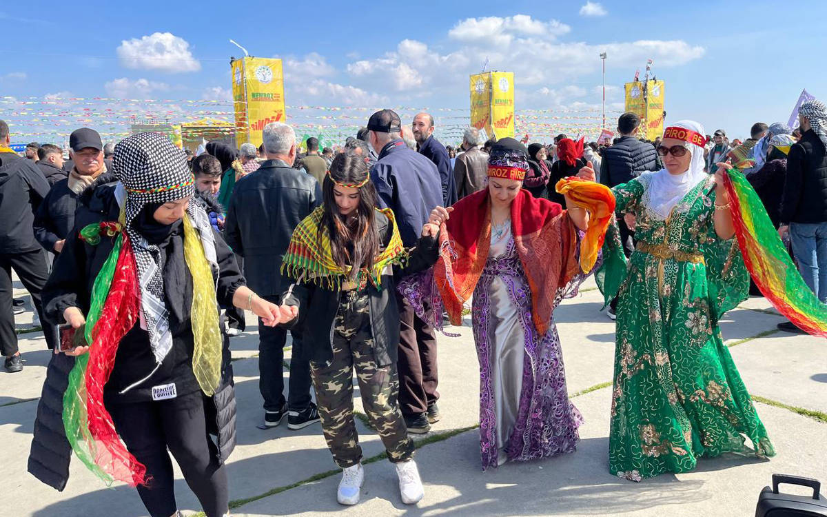 Newroz celebration in İstanbul drew a crowd of over 300,000 people to Yenikapı Square