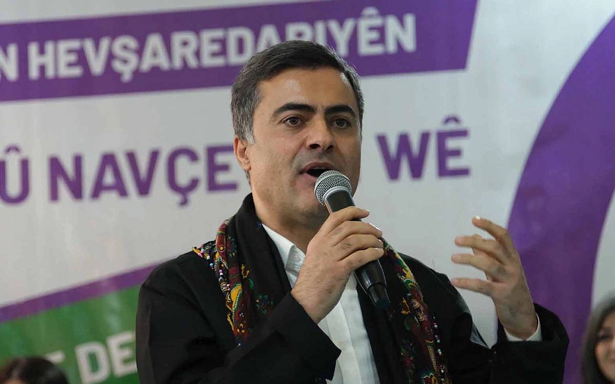 Van'da yüzde 55 oyla seçilen Zeydan'ın mazbatası AKP adayına verildi