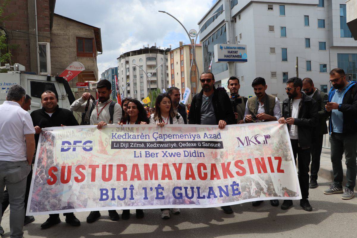 Van'daki 1 Mayıs'ta kortejin önünde gazeteciler: “Susturamayacaksınız”