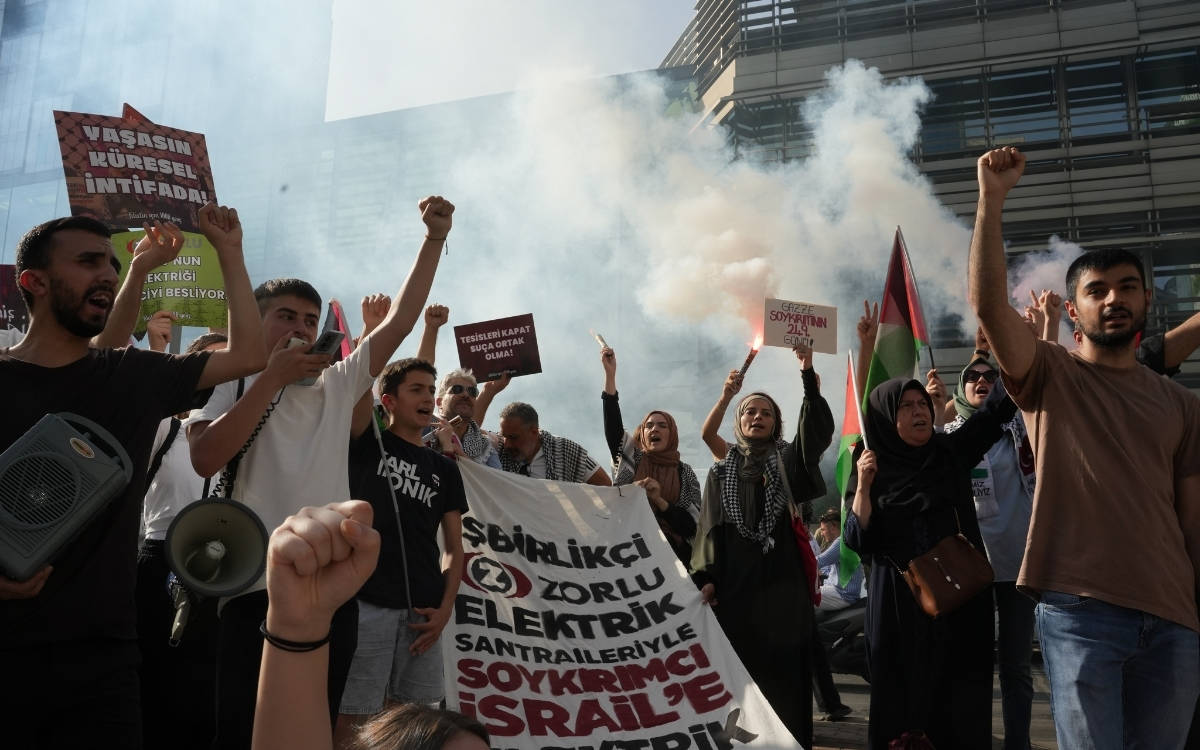 Filistin İçin Bin Genç'ten Zorlu Holding protestosu