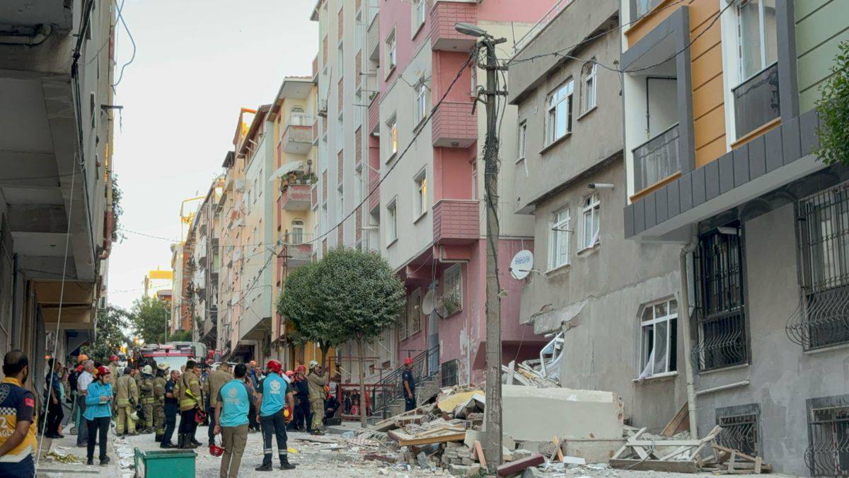 İstanbul’da 4 katlı bina çöktü