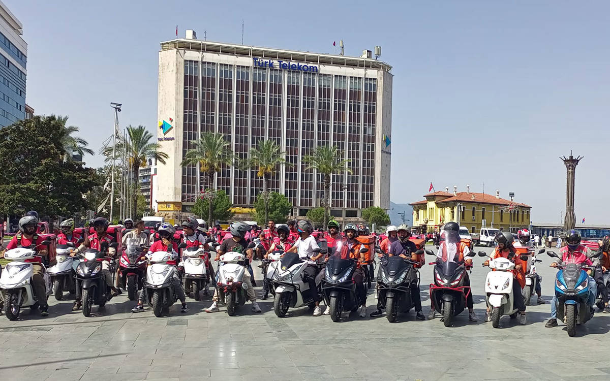 İzmir'de moto kuryeler öldürülen meslektaşları için konvoy yaptı