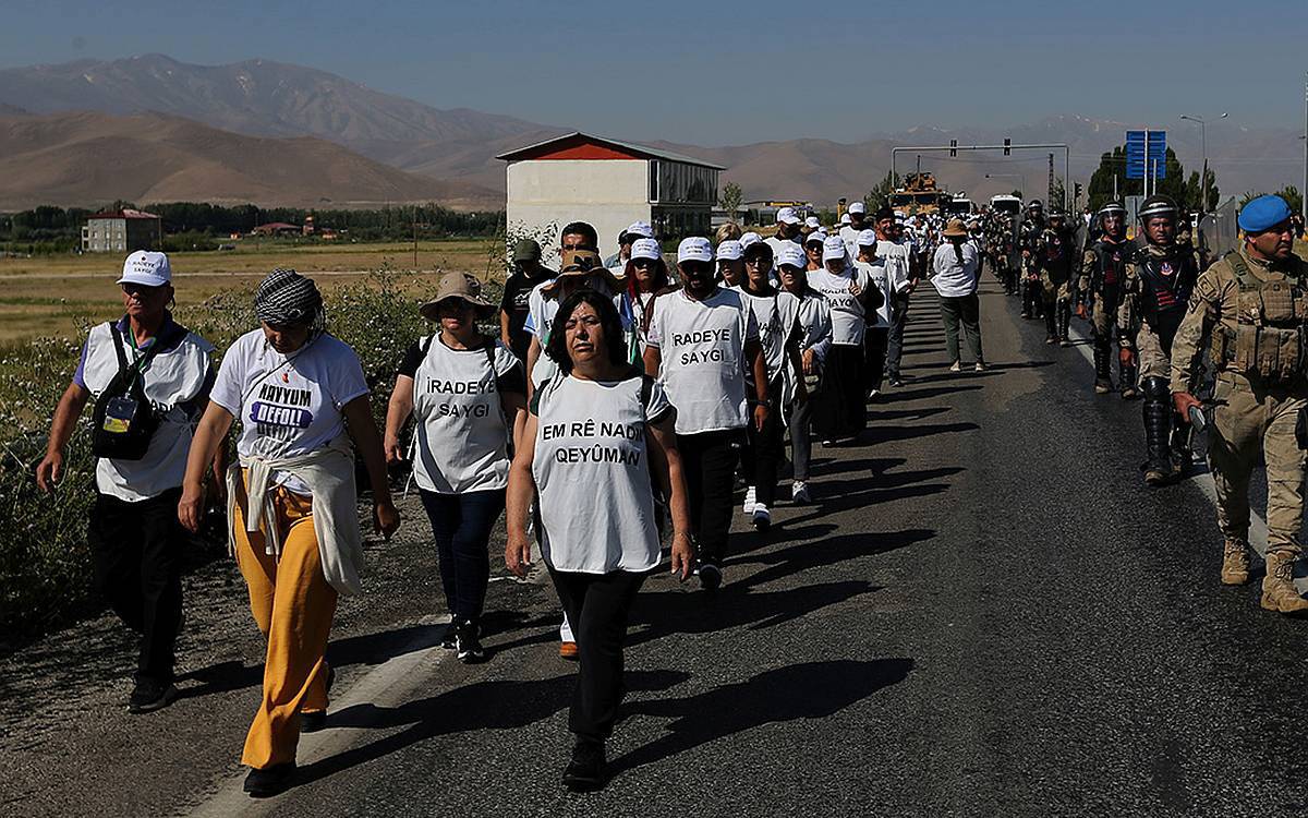 DEM members marching from İstanbul to Hakkari to protest removal of mayor