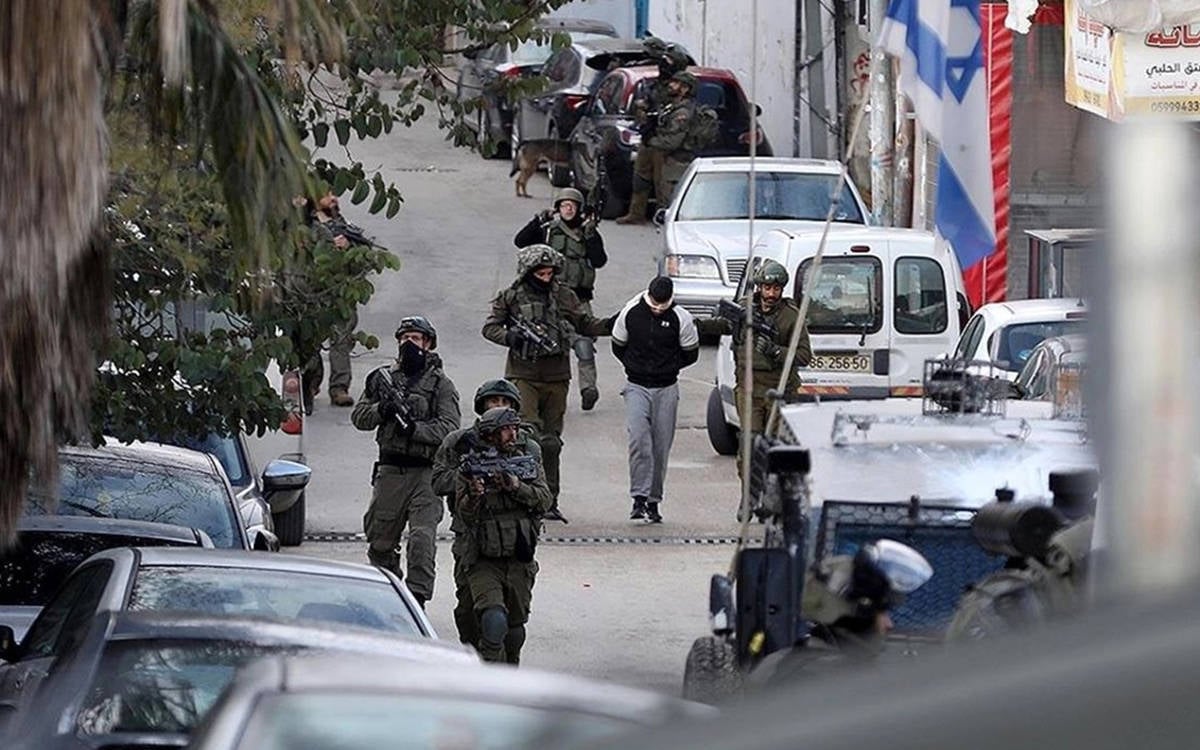 İsrail güçleri, Batı Şeria'da 15 Filistinliyi gözaltına aldı