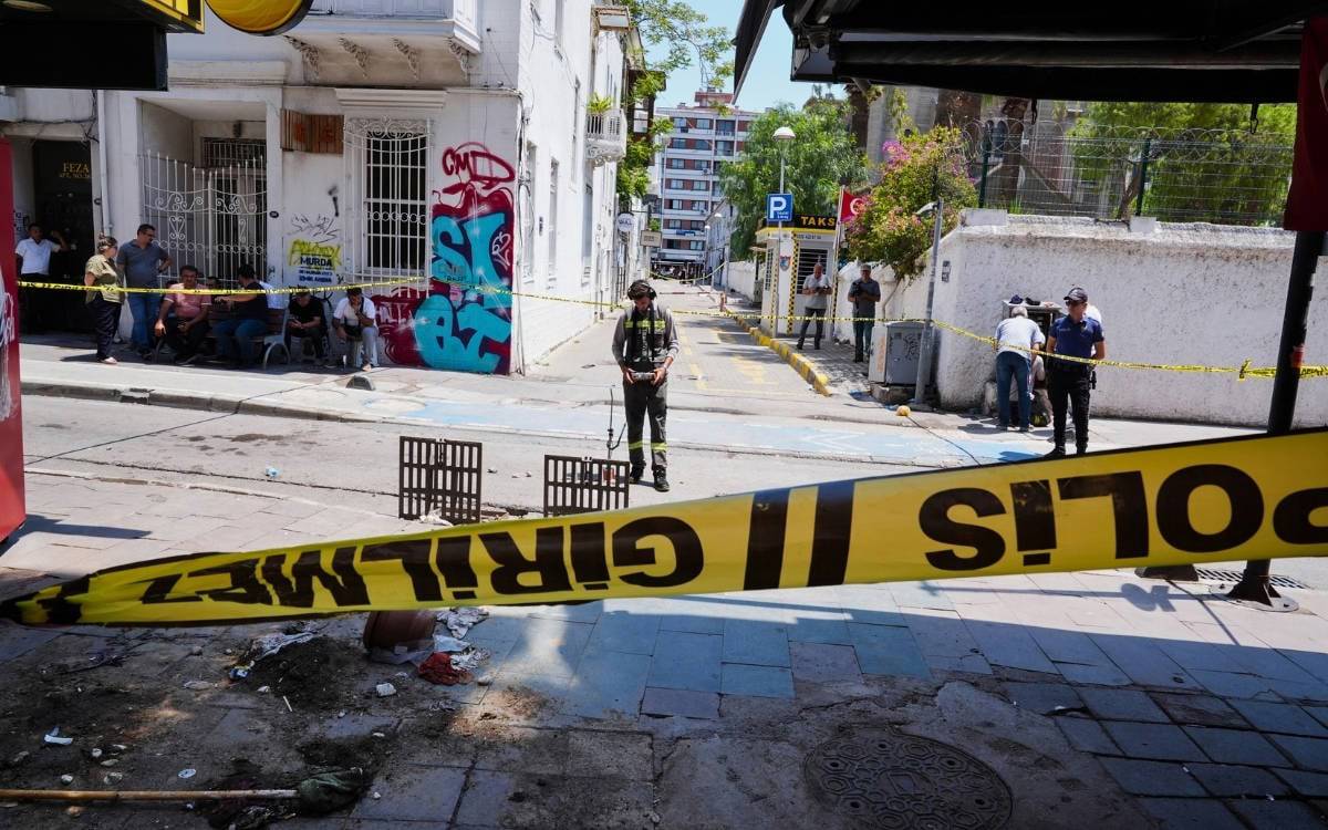 Several officials detained after 2 killed due to electrical leak in İzmir street