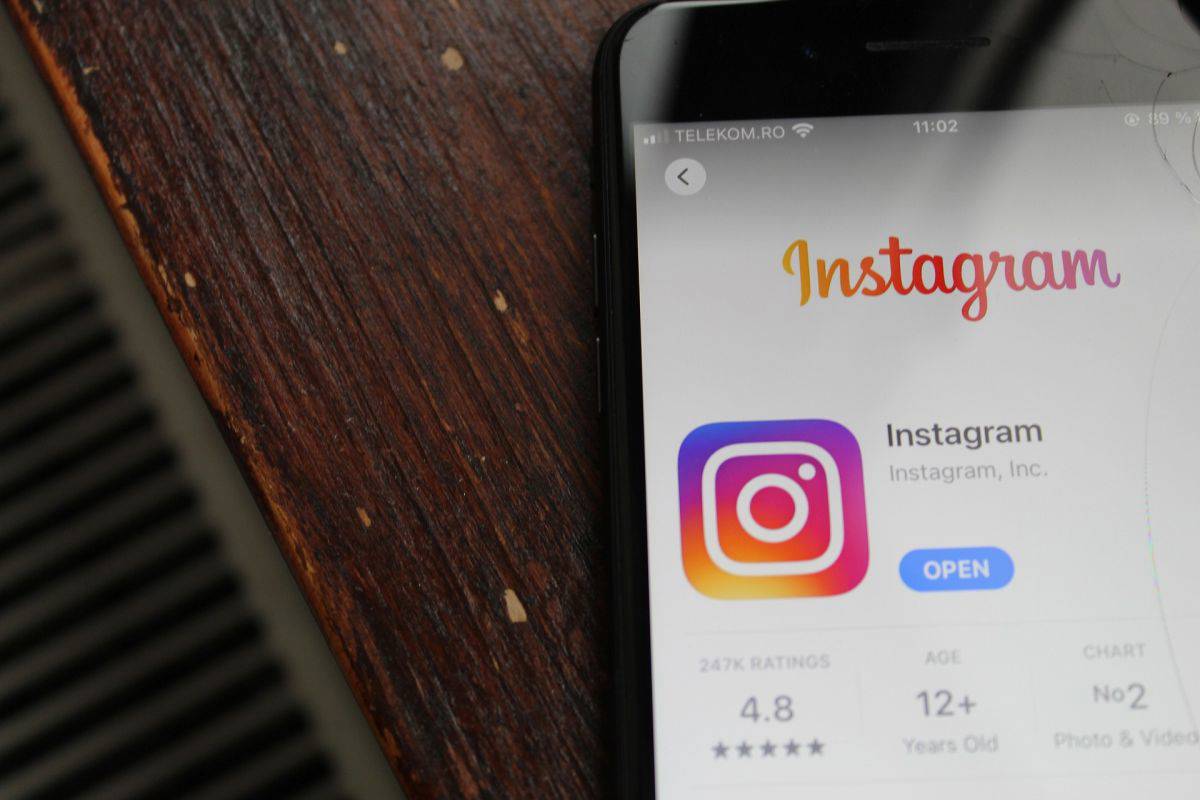 Fotoğrafta Instagram aplikasyonu olan bir telefon var