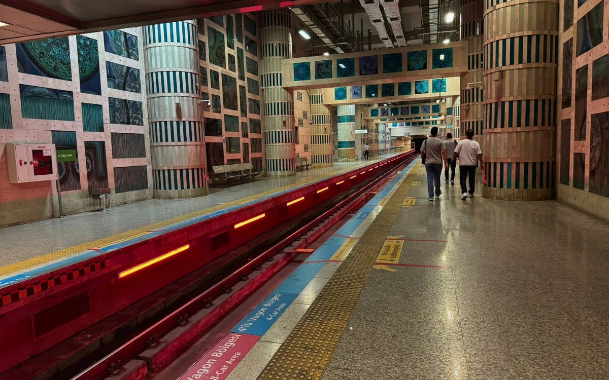 Fotoğraf Yenikapı Metro İstasyonu'ndan. Raylar ve bekleme alanı gözüküyor.