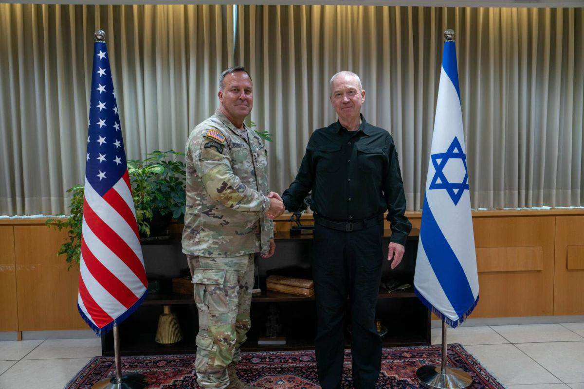 Fotoğrafta CENTCOM Komutanı General Michael Erik Kurilla ile İsrail Savunma Bakanı Yoav Gallant el sıkışıyor.