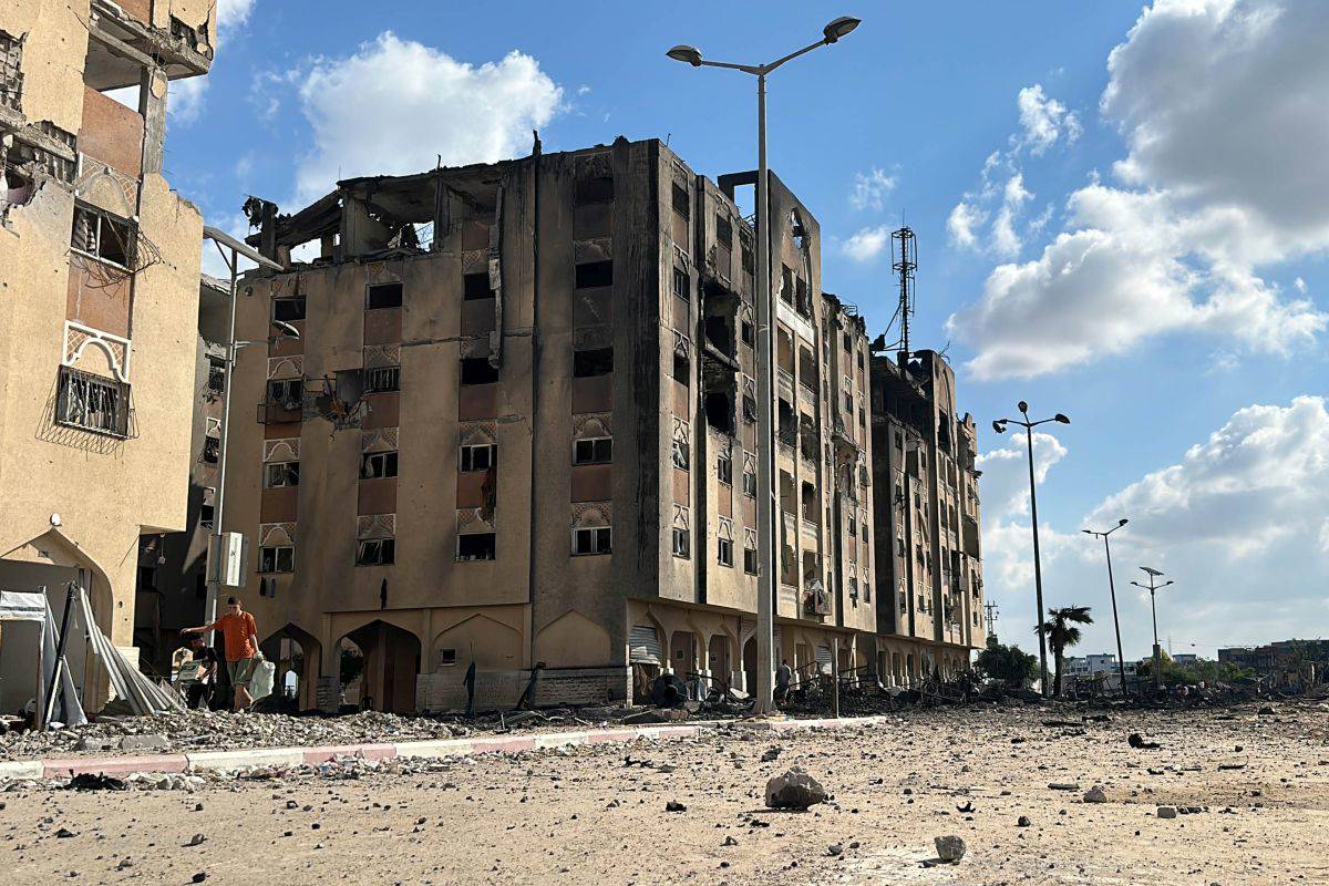 Fotoğrafta, bombardımanda zarar gören bir apartman yer alıyor