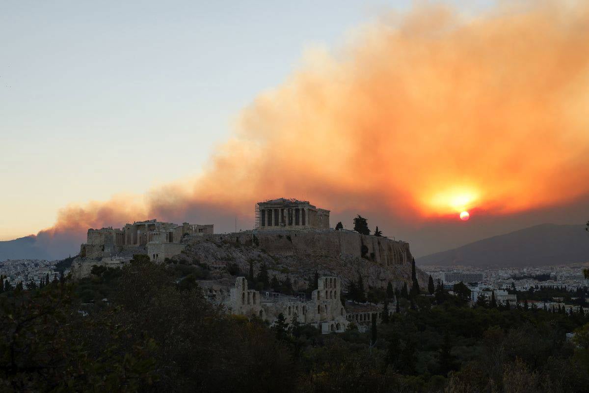 Fotoğrafta, Parthenon tapınağı ve arkasındaki dumanlar yer alıyor