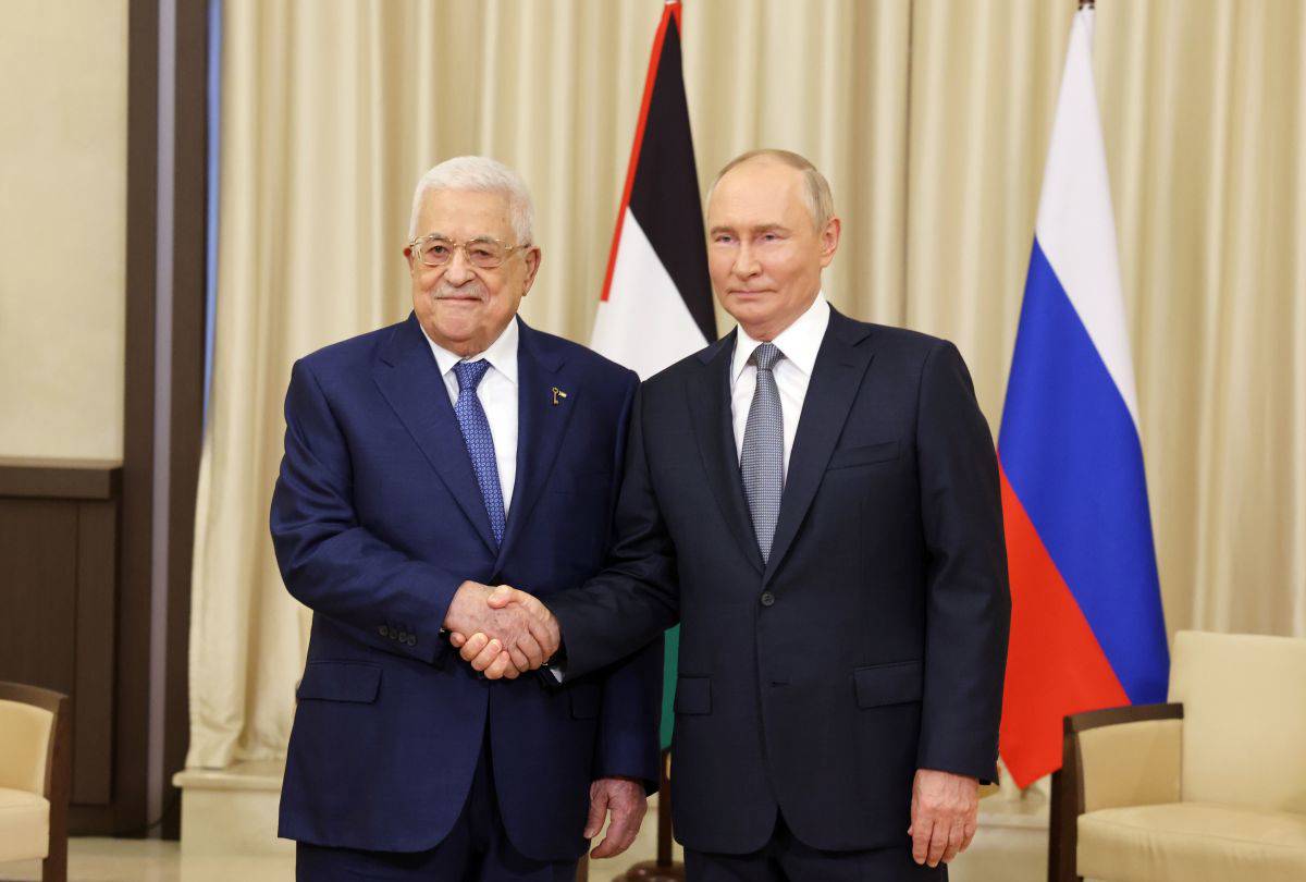 Fotoğrafta Vladimir Putin ve Mahmud Abbas el sıkışıyor