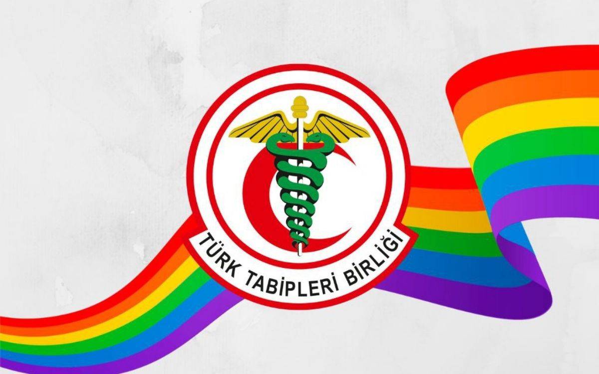 Bu görselde, Türk Tabipleri Birliği'nin (TTB) logosu yer almaktadır. Logo, kırmızı bir çember içine yerleştirilmiş, ortasında bir yılanın dolandığı bir asa ve onun arkasında kırmızı bir hilal simgesi bulunmaktadır. Logonun altında "Türk Tabipleri Birliği" yazısı yer almaktadır.  Logo, bir gökkuşağı bayrağıyla çevrelenmiş durumda. Gökkuşağı bayrağı, LGBTQ+ topluluğunu temsil eder ve logonun etrafında dalgalanan bir şekilde görselde yer alıyor. Bu, TTB'nin cinsiyet eşitliği ve LGBTQ+ haklarına verdiği desteği simgelemekte.