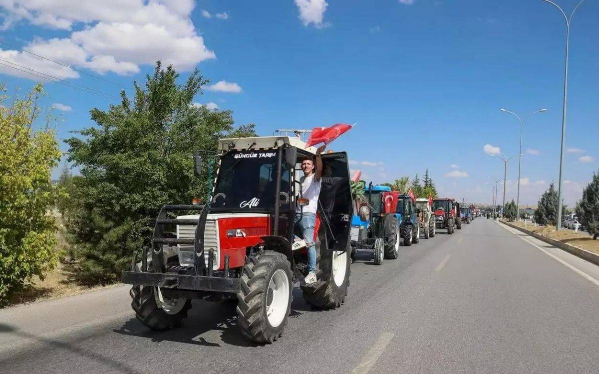 Uşak'ta çiftçilerden traktörlü eylem