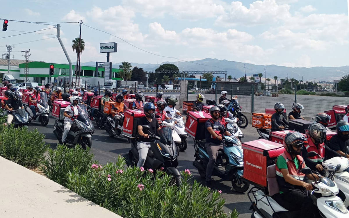 İzmir'de hayatını kaybeden moto kurye için meslektaşları iş bıraktı