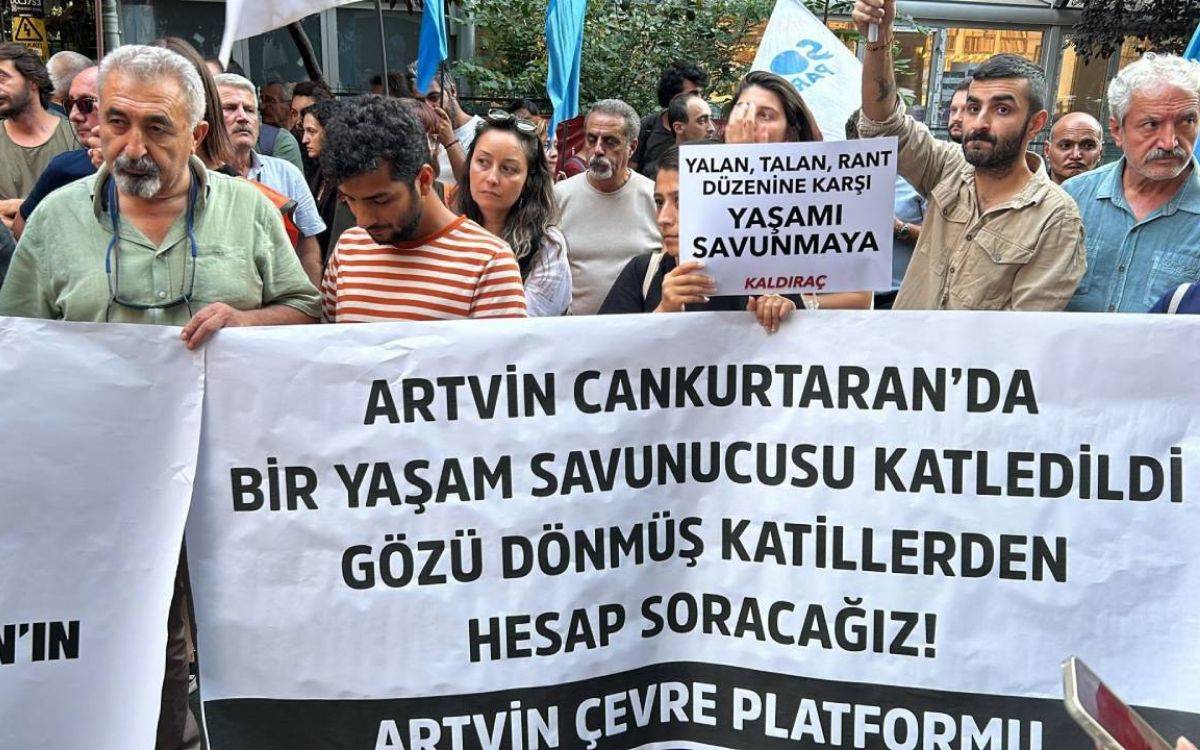 Bu fotoğrafta, kalabalık bir grup insanın bir protesto veya eylemde toplandığı görülüyor. Katılımcıların elinde iki büyük pankart bulunuyor. Ön planda yer alan pankartta, büyük harflerle "Artvin Cankurtaran'da bir yaşam savunucusu katledildi. Gözü dönmüş katillerden hesap soracağız! Artvin Çevre Platformu" yazıyor. Diğer pankartta ise "Yalan, talan, rant düzenine karşı yaşamı savunmaya" yazısı yer alıyor. Pankartları taşıyan kişiler ciddi ve kararlı bir ifadeye sahipler. Arka planda ise diğer protestocuların ellerinde farklı pankartlar ve bayraklar var. Eylemdeki insanlar çevre mücadelesi ve doğa savunuculuğu konusunda tepkilerini gösteriyorlar.