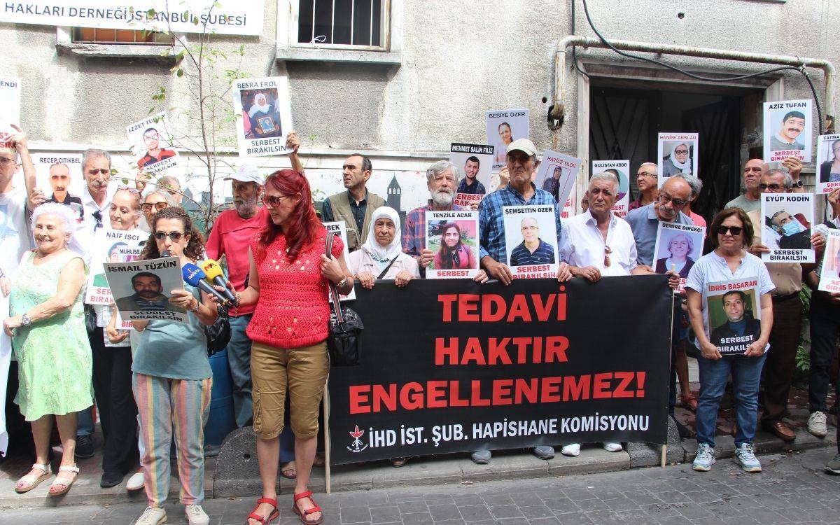 Fotoğrafta, İnsan Hakları Derneği (İHD) İstanbul Şubesi Hapishane Komisyonu'nun önünde düzenlenen 651. "F Oturması" eylemi görülüyor. Grup, ellerinde hasta tutukluların fotoğraflarını taşıyor ve üzerlerinde "Serbest Bırakılsın" yazılı pankartlar yer alıyor. Önde bir kadın, elinde İsmail Tüzün'ün fotoğrafını tutarken megafonla bir basın açıklaması yapıyor. Yanında bir başka kadın destek amacıyla duruyor.   Arka planda ise çeşitli hasta tutukluların fotoğraflarını tutan diğer eylemciler görülmekte. Grup, büyük bir pankart taşımakta ve üzerinde "Tedavi haktır, engellenemez!" yazısı dikkat çekiyor. Katılımcılar, tutuklu yakınlarının serbest bırakılması ve sağlık haklarının korunması için seslerini duyurmaya çalışıyorlar. Eylemde yer alan insanlar farklı yaşlardan ve çeşitli geçmişlerden gelirken, hepsi ortak bir amaçla bir araya gelmiş gibi görünüyor: hasta tutukluların serbest bırakılması ve tedavi hakkının sağlanması için adalet talebi.