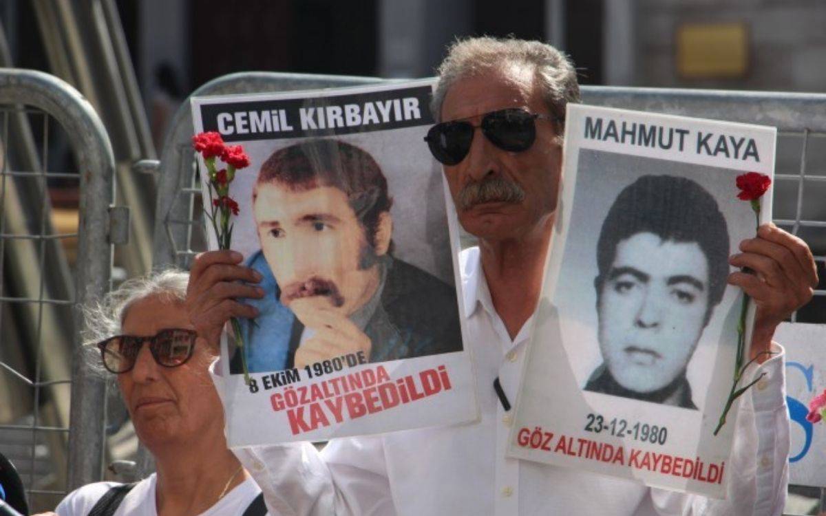 Cumartesi Anneleri/İnsanları ve insan hakları savunucuları, gözaltında kaybedilen yakınlarının akıbetini sormak ve sorumluların yargılanmasını talep etmek için Galatasaray Meydanı'nda toplandı. 1016. hafta eyleminde gözaltında kaybedilen Cemil Kırbayır’ın akıbeti soruldu.  Açıklamayı, gözaltında kaybedilen Hayrettin Eren’in ablası İkbal Eren yaptı.   Eren, 12 Eylül darbesinin toplumda derin izler bıraktığını ve bu dönemde ciddi insan hakları ihlalleri yaşandığını belirterek, Cemil Kırbayır’ın gözaltına alınmasının ardından işkenceye maruz kaldığını hatırlattı. Kırbayır’ın ailesinin, gözaltında olduğu süreçte kendisine düzenli olarak ulaştığını ancak 8 Ekim 1980’den sonra "firar etti" denilerek kendisinden bir daha haber alınamadığını anlattı.  2011 yılında, Cemil Kırbayır’ın annesi Berfo Kırbayır’ın dönemin Başbakanı Erdoğan ile yaptığı görüşmede oğlunun bulunmasını talep etmesi üzerine bir Meclis Araştırma Komisyonu kurulduğunu hatırlatan Eren, komisyonun Kırbayır’ın gözaltında işken